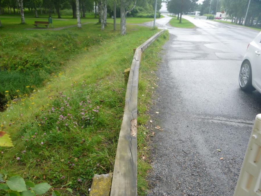 39 Kuva 40. Pengerkaiteet tuella 3. 5.5 Liikuntasaumalaiteet Liikuntasaumalaitteet on uusittu vuonna 1990. Laitteiden tyyppi on yksikuminen ACME III/4. Liikuntasaumalaitteet ovat tiiviit.
