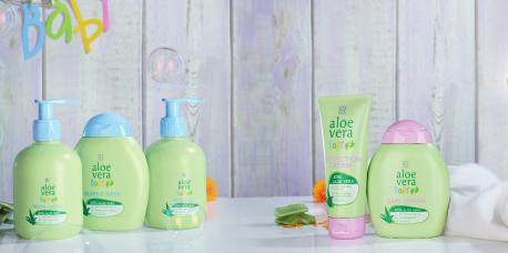 Aloe Vera Baby Tämä hoitosarja sisältää: Wash Cream Bubble Bath Shampoo Protection Cream Lotion Face Cream Massage Balm TIETOA Vauvojen ja lasten iho on erittäin herkkä, koska se kehittyy vielä.