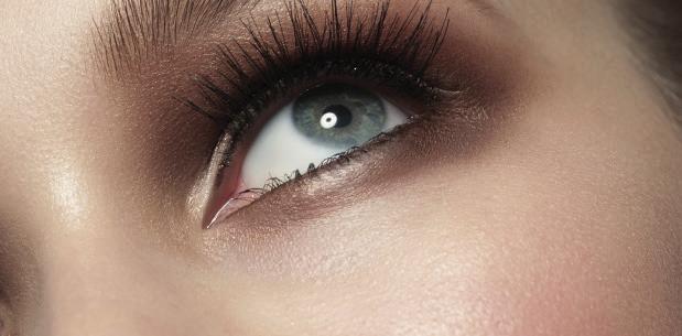 SILMÄT Käyttövaiheet, vinkit ja värivalikoima KÄYTTÖVAIHEET 1. vaihe: Levitä Eye & lip base pohjustustuotetta silmäluomille. 2. vaihe: Levitä valittu luomiväri 3. vaihe: Rajaa silmät 4.