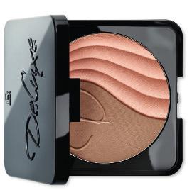 DELUXE IHO Perfect Powder Blush 11,8 g Petal Peach Ruddy Rose Saatavilla sävyinä Ruddy Rose ja Petal Peach Matat värit luovat kasvoille värillisiä aksentteja Väriduoja voi käyttää yksinään tai