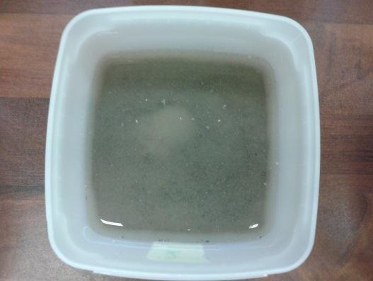 38 Soraa ja 30-40 mm mursketta punnittiin noin 100 g ja niihin lisättiin 150 ml vettä. Kuvassa 7 ja 8 on näyteastiat, joissa sadevettä on lisätty jauheeseen sekä murskeeseen.