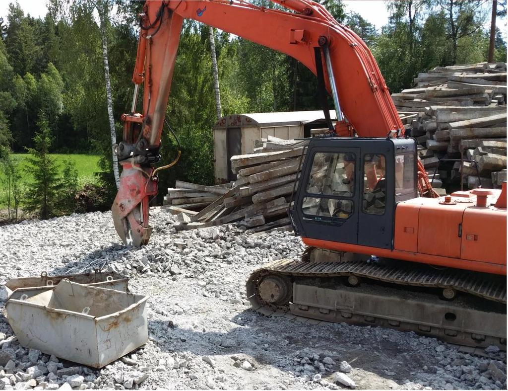 52 Kuva 11 Pulveroinnissa käytetty kaivinkone. Kaivinkoneeseen on asennettu leukamurskain. 6.3.2 Työn suoritus Mittausten alussa kirjattiin vallitsevat sääolosuhteet.
