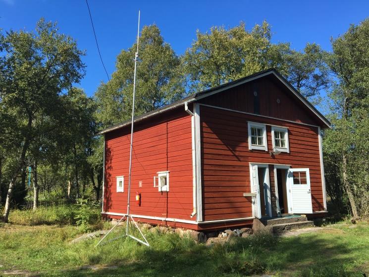 ikään lähes vapaat kädet ja touhuihimme suhtauduttiin muutenkin suopealla mielenkiinnolla. Majakan väen lapset kyselivät kovasti radioamatööritoiminnasta.