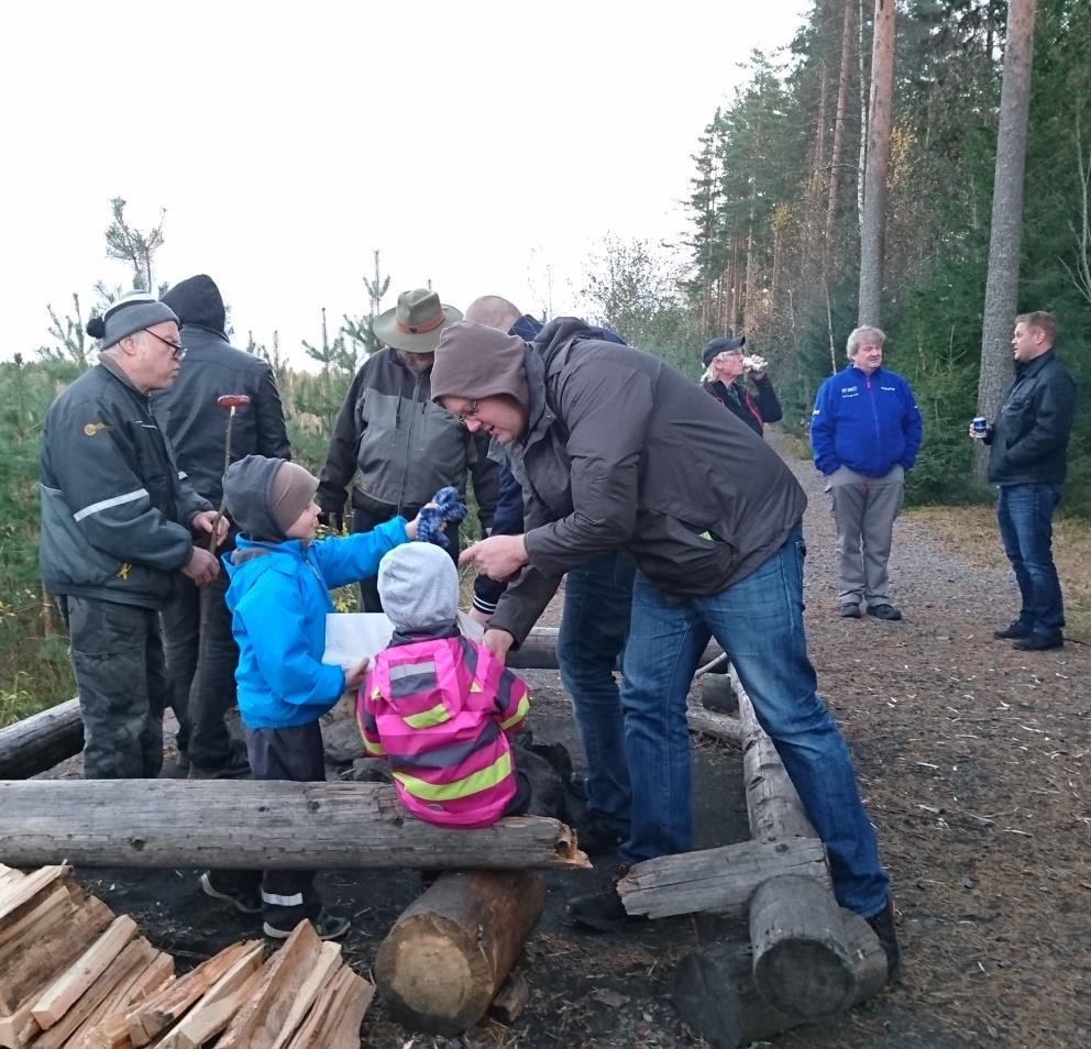 Perillä nuotiopaikalla nautimme grillimakkaraa, kahvia ym. ja seurustelimme muiden matkalaisten kanssa. Keskusteluissa puhuttiin niin radioasiaa kuin ihan muutakin kuin harrasteeseemme liittymätöntä.
