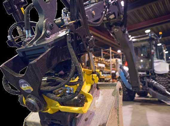 Kaikkein vaativimmille linjatyömaille kone voidaan varustaa kahden henkilön nostokorilla, kaapelikelan hydraulisesti hallittavalla kannattimella, kaivulaitteen hydraulisella sähkökaapelien