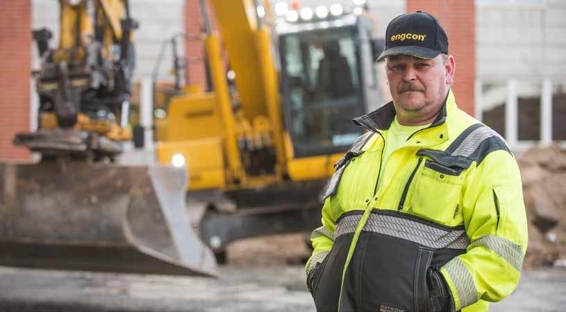 - Tähän rototilttiin olen kyllä tyytyväinen. Engconin eps tekee 3D:stä täydellisen. Engconin päässä pyörii lajittelukoura, routapiikki ja erilaisia kauhoja.