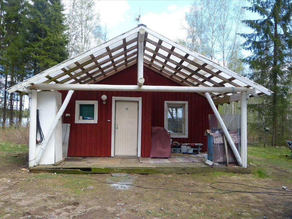 Itse rakennus on hirsinen siirretty ja saneerattu entinen riihi.
