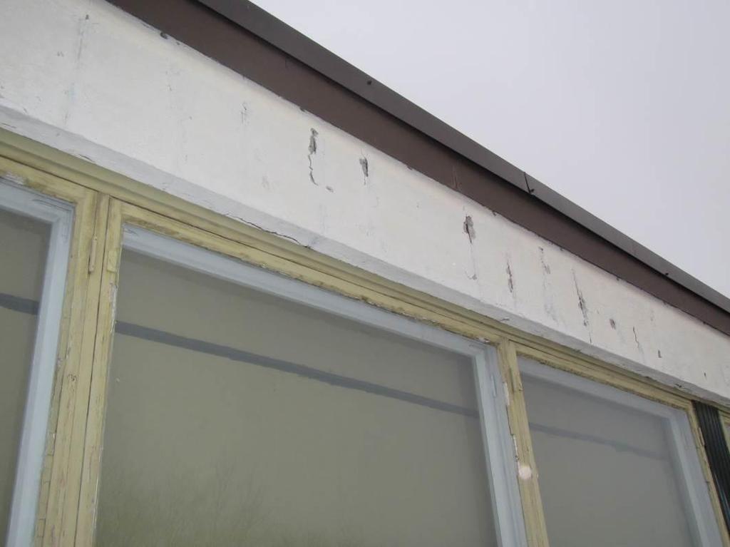 Julkisivujen päädyissä, ikkunarivien välissä esiintyy useilla