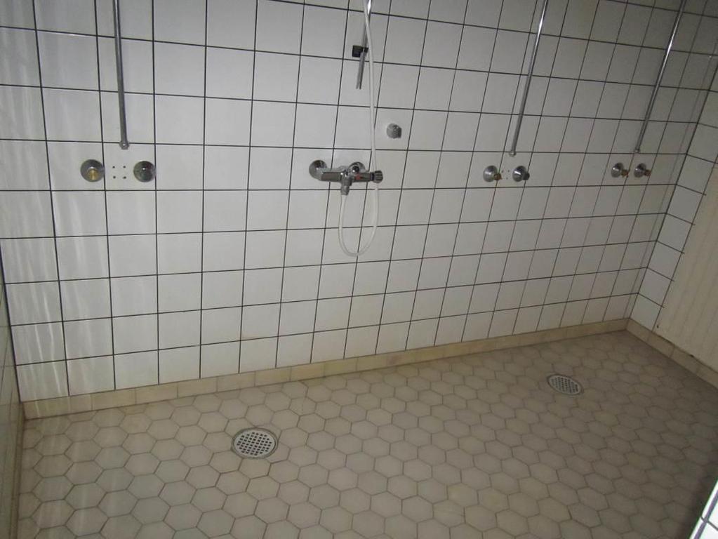 kerroksen katolla lumien sulamisvesi oli lammikoitunut