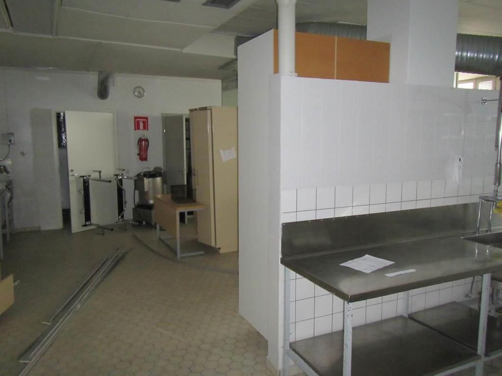 vuoksi. Keittiön lattiaa on päällystetty klinkkeripintaisilla kuusiokulmalaatoilla.