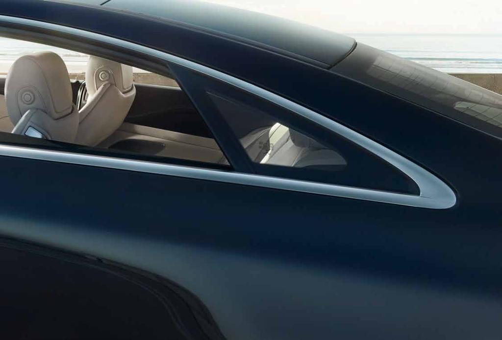 33 Kutsu kiehtovaan maailmaan Ylellisen Gran Turismo -auton perinteitä noudattaen uusi E-sarjan Coupé tarjoaa neljällä täysikokoisella istumapaikalla kaiken mahdollisen mukavuuden ja runsaasti tilaa