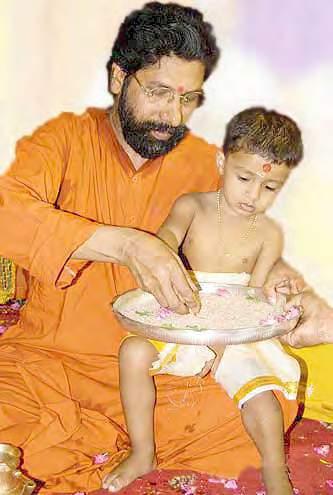 Vijaya Dashami : Swami Turiyamritananda initioi lasta opintielle Kun otamme vastuun omista teoistamme, elämäämme alkaa sataa siunauksia.