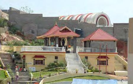 Brahmasthanam-temppeli - Hyderabadin ashrami Koulutusapurahojen lisäksi ashram on kouluttanut noin 2000 kylissä asuvaa naista räätälinammattiin.