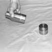 och har därför s.k. förspänningselement, normalt bestående av en O-ring. Dessa tätningar monteras, med sin O- ring först och därefter PTFE-delen, normalt i slutna spår, vilka för t.