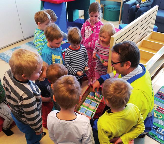 Suomi 100 Suomi 100 -juhlavuonna herkutellaan suklaalla Suomi 100 -juhlavuonna haluamme muistaa teitä asiakkaamme.