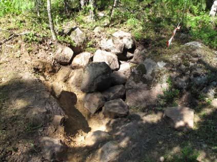 Kivilatomus: Mäen päällä havaittiin jäännöksiä toisesta mahdollisesta majanpohjasta.