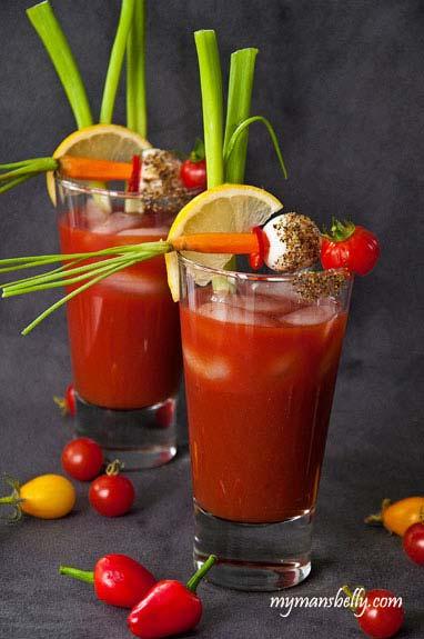 RUOKAISA BLOODY MARY Bloody Mary on tomaattimehusta, vodkasta ja erilaisista mausteista sekoitettu alkoholijuoma.
