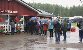 Jos tilaa ei tullut, Kinnusen veljekset teki tilaa. Ai miten, no kysykää heiltä. No niin alue oli jo rauhoittunut yöpuull, kun minä huomasin haluavani paistaa makkaraa meidän hienossa kodassammme.