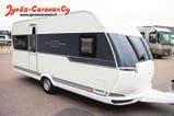 Parivuode edessä, keskellä u-istuinryhmä, takana kerrossänky ja pöytäryhmä. Dethleffs Camper 740 RFK 45.