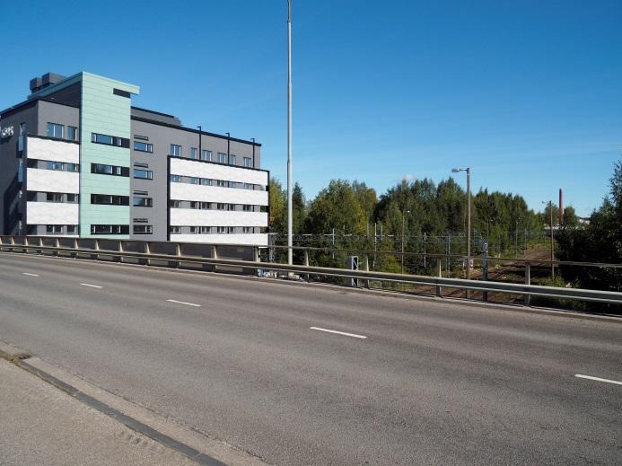 Tourujoen ranta-aluetta ja Ramoninkadun silta (vasemmalla) sekä näkymä Heikinsillalta suunnittelualueelle (oikealla).