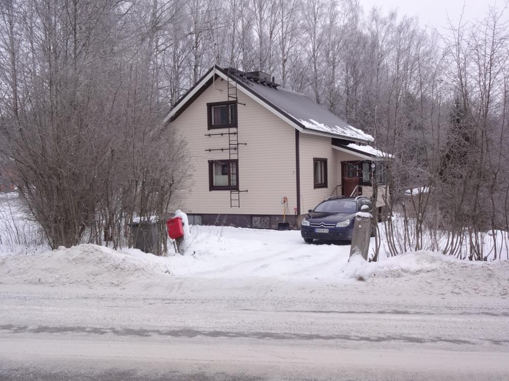 KOHDE 4 Huhtimonkatu 2 Kiinteistön yhteyshenkilö: Jukka Sutinen p. 040-7098067 Maanvarainen (savi) asuinrakennus. Kantavat rakenteet puuta. Julkisivut puuta.