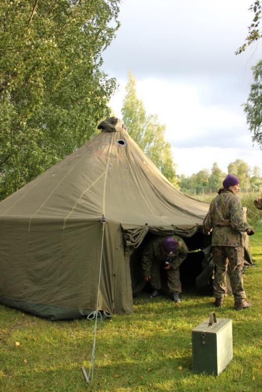 Retkeilyä yhdessä vapaa-ajallaan harrastavat kaverukset osallistuvat Selviytyminen maastossa -kurssille kehittääkseen retkeilytaitojaan.