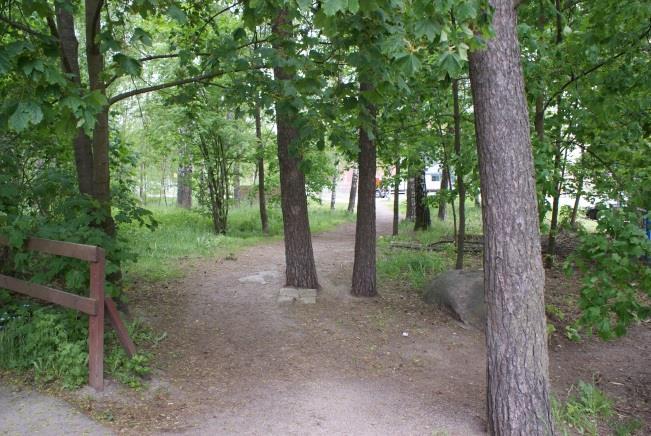 Saareke ohjaisi liikennevirtoja ja hiljentäisi ajonopeuksia ennen Karistimentien risteystä ja tarjoaisi kevyelle liikenteelle pysähtymismahdollisuuden pitkällä suojatiellä.