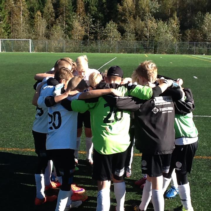 Uusia ratkaisijoita nousee: TPV Punainen FC Haka D13 Musta, 0-1. Taas Kauppi 7:lla.