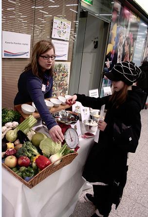 6. Ruoka ja kansanterveys Selonteossa todetaan, että terveellisiä ruokavalintoja sekä teollisuuden tuotekehitystä kohti terveellisempiä elintarvikkeita voitaisiin edistää esimerkiksi