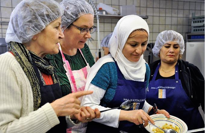 monipuolistuu: tilat tukeutuvat yhä enemmän maatalouden sivuelinkeinoihin, kuten esim.