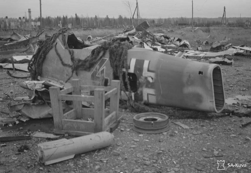 Kemin lentokentälle oli jäänyt tuhottuja Luftwaffen koneita. (SA-kuva) patruunoita 345 kpl.
