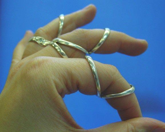 WE Design - hopeiset sormituet (ns. sormuslastat) Esittely ja mittausohjet Tuet mitataan tarkoitusta varten tilattavalla sormusmitalla sekä ohuella paperisuikaleella ja viivottimella.
