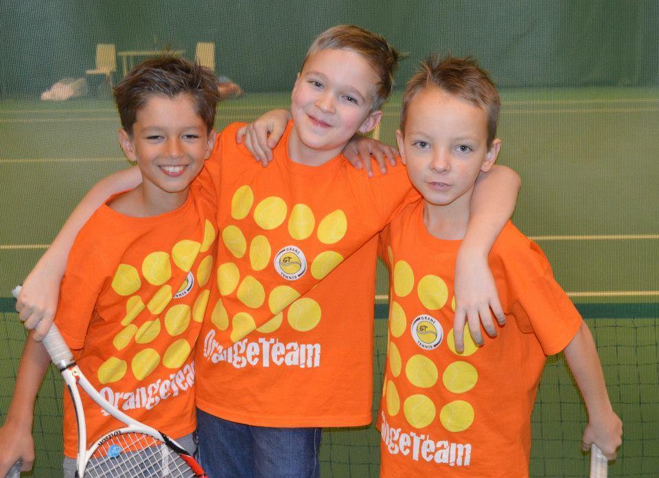 - Orange Team - -04-07 syntyneitä pelaajia, pelaajat koostuvat pääosin Tenniskoulun, Red Teamin pelaajista 2013-2014 ja GT:n minitennisryhmistä - Orange-Teamin pelaajat harjoittelevat punaisilla ja