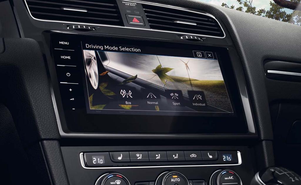 03 Radio-navigointijärjestelmää Discover Pro ja sen vakiovarustukseen kuuluvaa Car-Net App-Connectia käytetään intuitiivisesti suuren, lasipintaisen värillisen 23,4 cm:n (9,2 tuuman)
