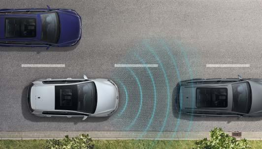 L 02 Mukautuva vakionopeussäädin ACC säätelee automaattisesti ajonopeutta²) kuljettajan valitsemaan enimmäisrajaan asti ja säilyttää samalla etäisyyden edellä kulkevaan autoon tasaisena.