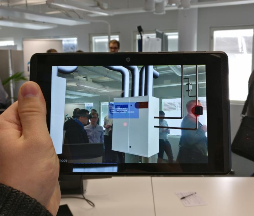 33 5.3 Mobiiliympäristö Kun puhutaan mobiililaitteista, tarkoitetaan laitteita, jotka soveltuvat mukana kannettaviksi sekä informaation langattomaan vastaanottamiseen ja lähettämiseen.