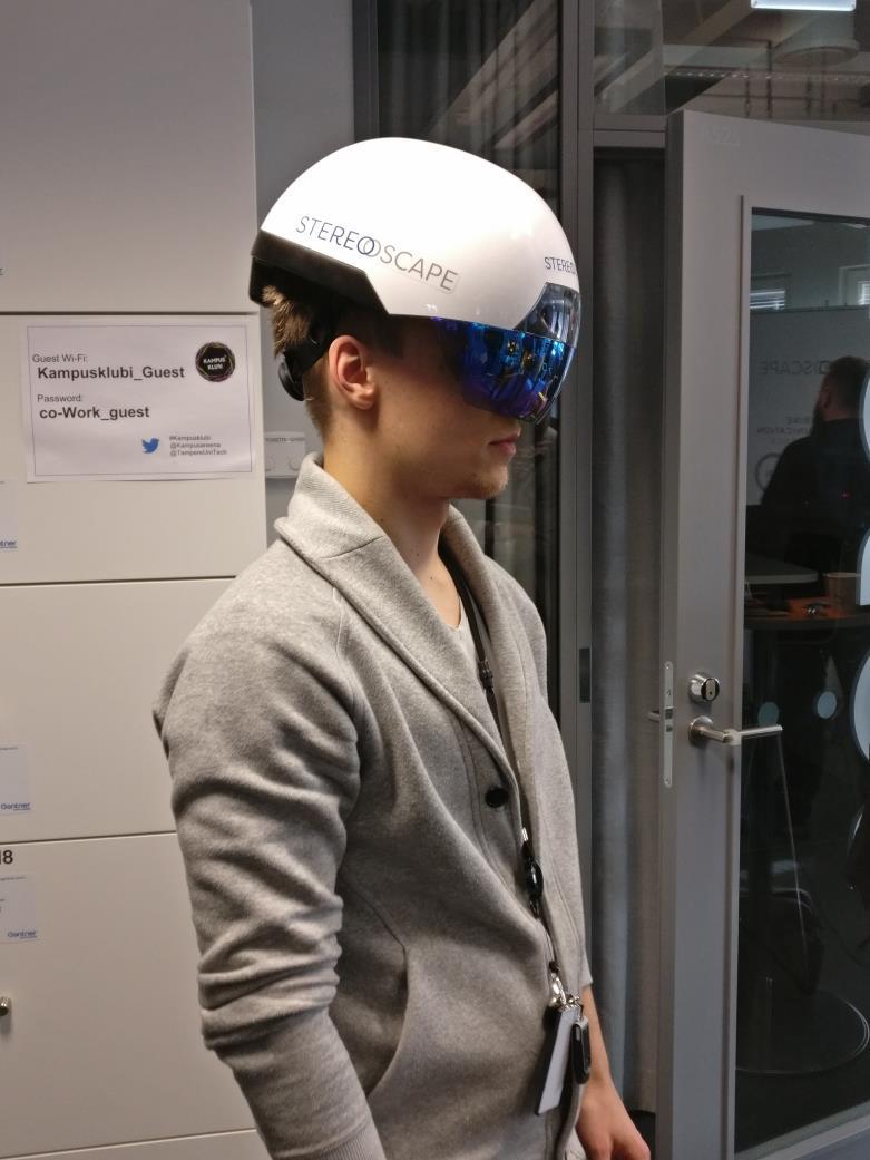 42 KUVA 24. Työmaakäyttöön soveltuva DAQRI Smart Helmet AR-kypärä. Seuraavien vuosien aikana virtuaaliympäristöjä käyttävät tekniikat ja sovellukset tulevat kokemaan suuria muutoksia.
