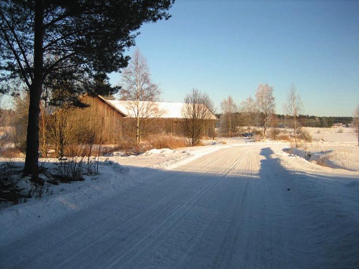 Myssy päähäj ja kuivat lapaset pankolt, niin lähretää. Liisa nappaa vielä hätäisesti keskensyödyn voileipänsä toiseen käteen ja koulumatka alkaa.