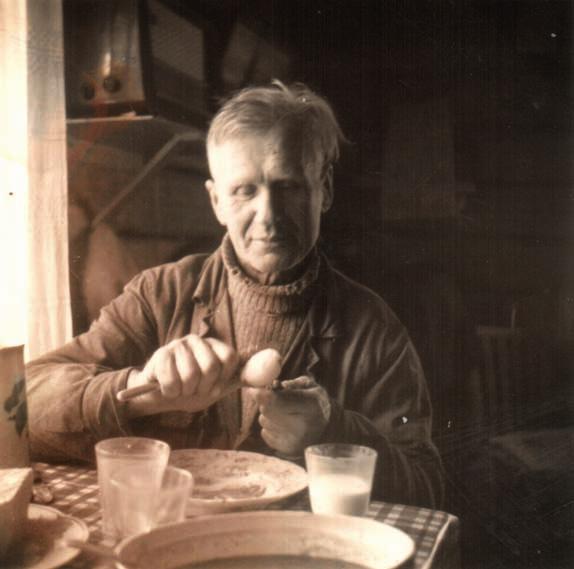 Frans Tuominen kuorii perunoita. Olavi Tuomisen albumista. Arimo: Kun sää Olavi pikkupoika olit, millaistas se arkisyöminen oli?
