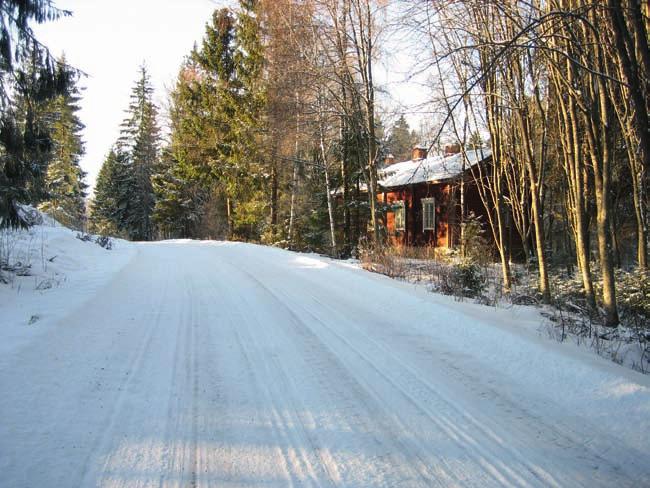 Mykkälän koulun ohitse. Liisan lapsuudessa puut olivat kauempana koulusta. Väensauna oli hiukan kauempana tiestä, alakuvassa oikealla. Kuvat: Tero Kivimäki 2006.