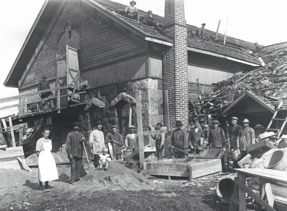 Noin 1925 oli kartanon navetassa iso remontti, kun kaikkien paikkojen piti olla kunnossa. Sirkka: Mistäs mää muistan tämän kuvan! Siin on niit tyämiehiä kaikkia.