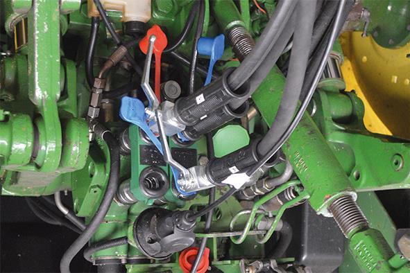 Käyttöönotto 8.1.1 Hydrauliletkujen liitäntä VAROITUS! Hydrauliletkujen sekoittaminen keskenään traktorin hydrauliikkaa liitettäessä johtaa toimintojen vaihtumiseen.