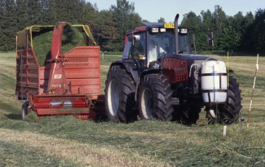 6 ha/lehmä ja tuottaa lantaa noin 23 tn/v jolloin laskennallinen levitysmäärä on 38 tn/ha/v säilörehulle, jossa 19 kg/ha