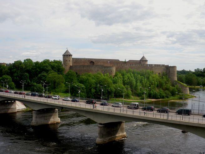 ltapäivällä lähdimme tutustumaan historialliseen Narvaan nähtävyyksineen. Jo kaupungin venäjäläheisyys herätti tiettyjä tunteita.