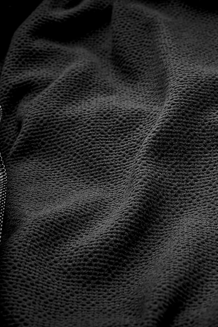 LIFA LÄMMIN. KUIVA. MIELLYTTÄVÄ. STAY WARM TECHNOLOGY MOVES SWEAT AWAY 1970-luvun alussa markkinoille tullut Lifa perustuu vuosien ajan testattuun ja kehitettyyn lankatekniikkaan.