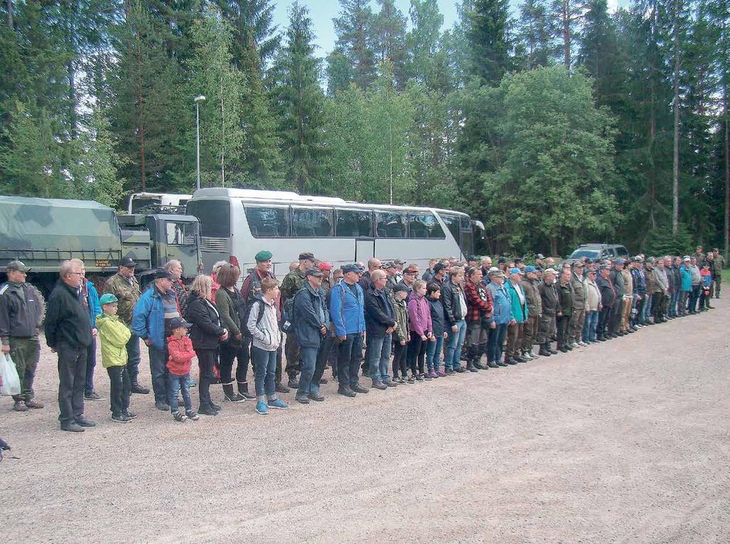 Kuljetuksiin oli varattu kaksi Puolustusvoimien linja-autoa, mutta niiden kapasiteetti täyttyi hyvissä ajoin ennen ilmoittautumisen takarajaa.