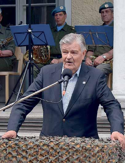 Vastaanottajina Salpalinjan perinneyhdistyksen puheenjohtaja eversti evp Teppo Lahti ja Virolahden ja Miehikkälän Reserviupseerikerhon varapuheenjohtaja, yliluutnantti Petri