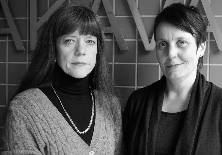 Inkeri Toikka (vas.) ja Hannele Louhelainen iloitsevat siitä, että ammatillisella koulutuksella on nykyään vetovoimaa peruskouluaan päättävien nuorten silmissä.