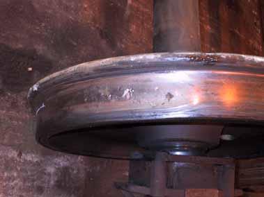 Front surface of wheel was entirely covered with bearing grease. Kuva 2.. Pyörässä ollut suurempi lovi oli pituudeltaan 310 mm.