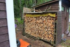 Pilkotut puut vasemmalla rungot oikealla Markku Sandström Varastojen väli taas täynnä, tällä kertaa mäntyä Markku Sandström Arton kanssa jatkettiin